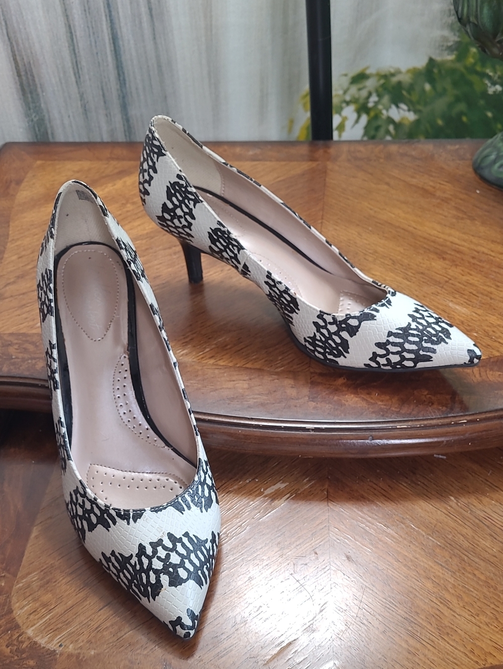 DexFlex Comfort Womens 8.5 Black & Off White Boho Patterned Pointed Toe Pumps